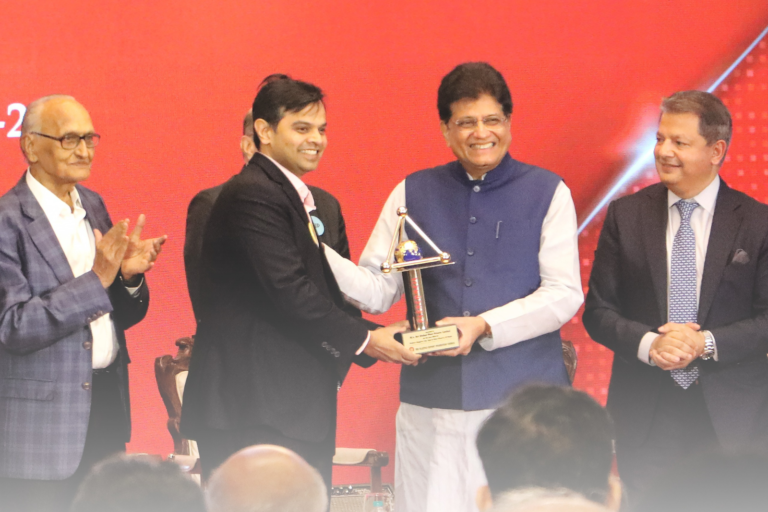 Piyush Goyal presenting Export Excellence Award to Akhilesh Bhargava, Managing Director of AVI Global Plast at PLEXCONCIL awards ceremony