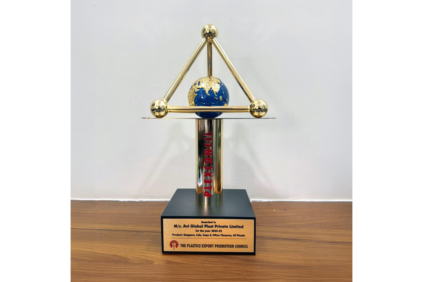 PLEXCONCIL Export Excellence Award trophy presented to AVI Global Plast for Top Exporter – Thermoformed Products 2024–25